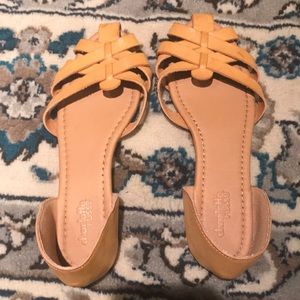 Adorable yellow flats! 🧡